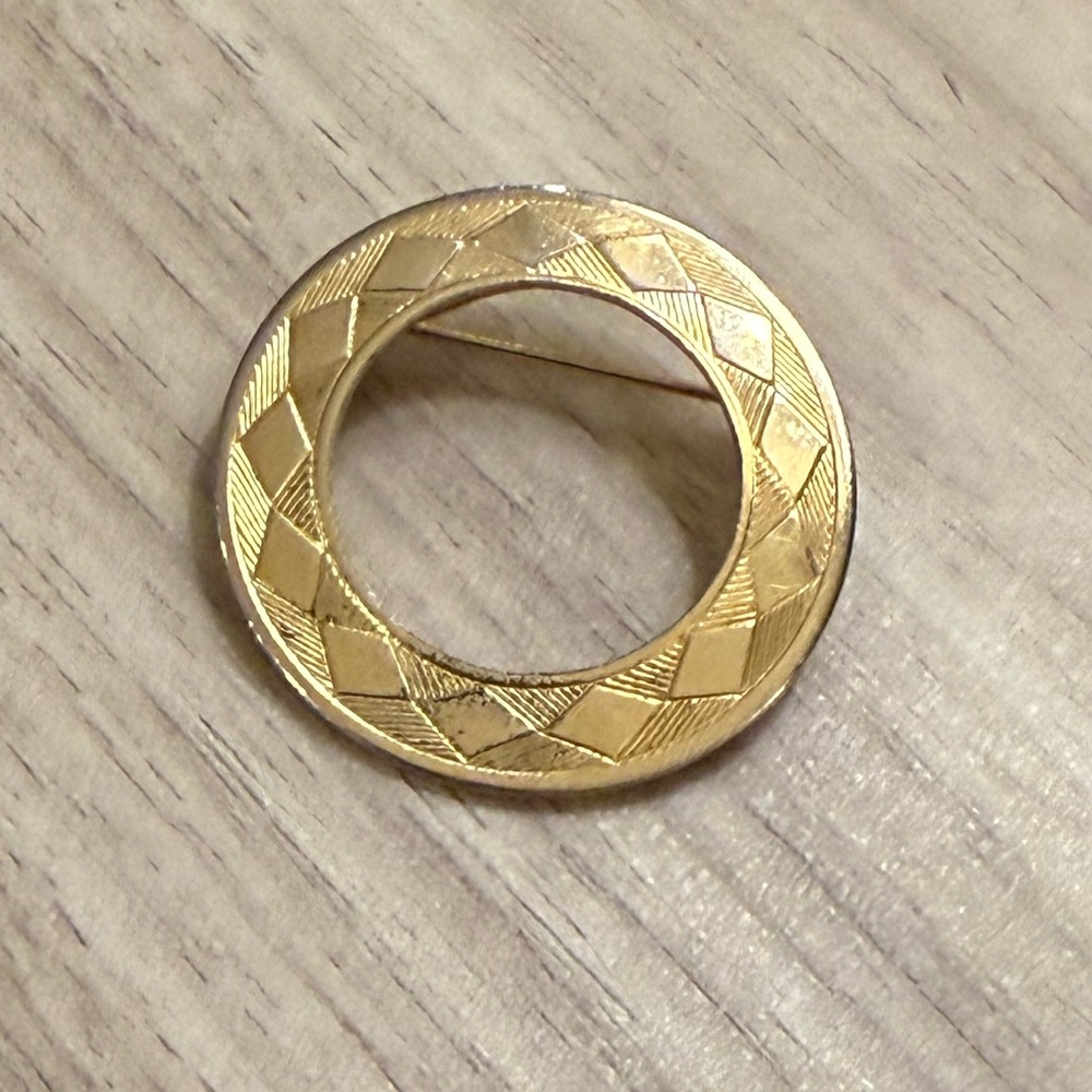 Vintage Gold Etched Circle Brooch – Geometric Round Pin – Minimalist Classic